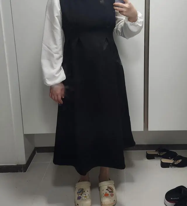 격식있는 자리에도 어울릴 것 같고 예뻐요~ 어깨 부분에 하얗게 뭐가 있네요ㅜㅠ 색이 