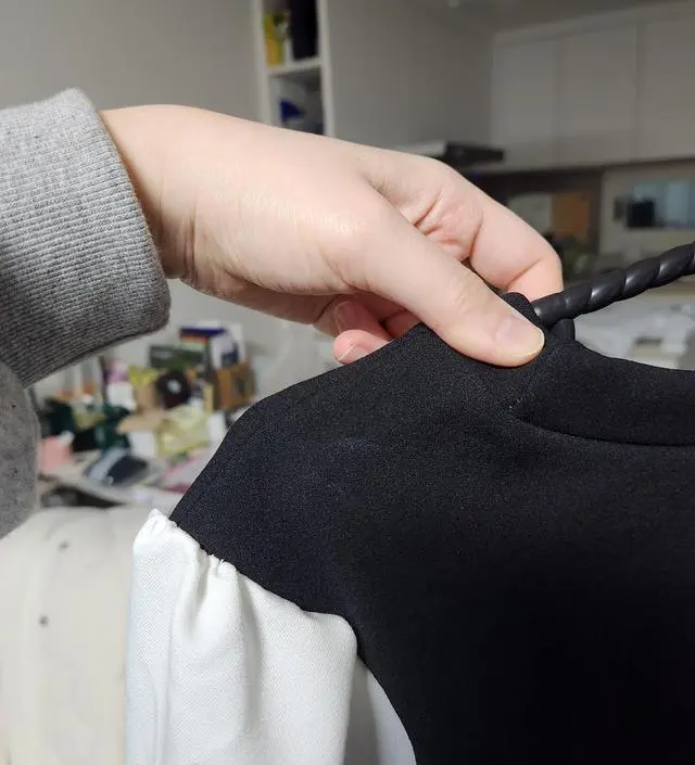 격식있는 자리에도 어울릴 것 같고 예뻐요~ 어깨 부분에 하얗게 뭐가 있네요ㅜㅠ 색이 