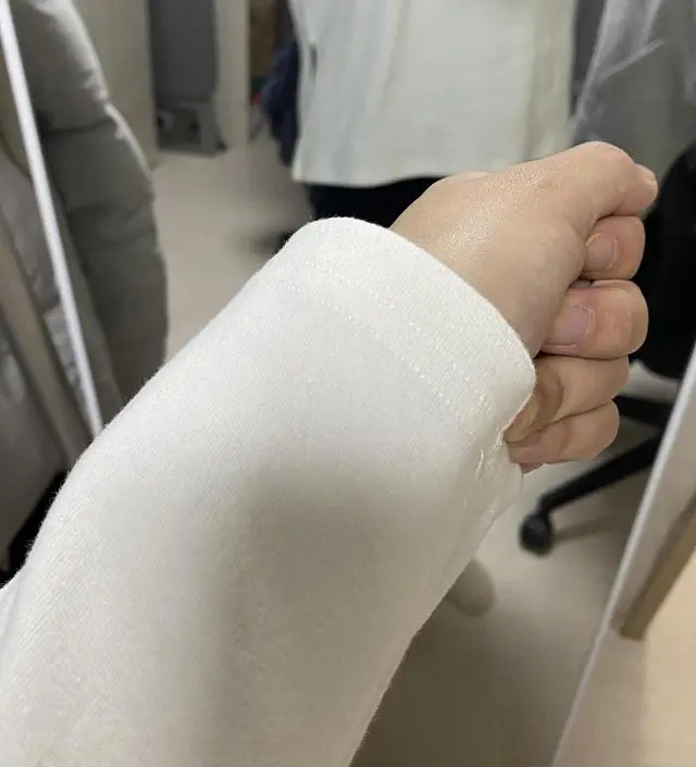 무난하게 입을수있는 쫀쫀한 티예요
