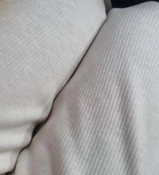 도톰하지만 핏을 해치지 않아요 스토퍼가 있어 허리사이즈 조절 가능한 거 너무 좋습니