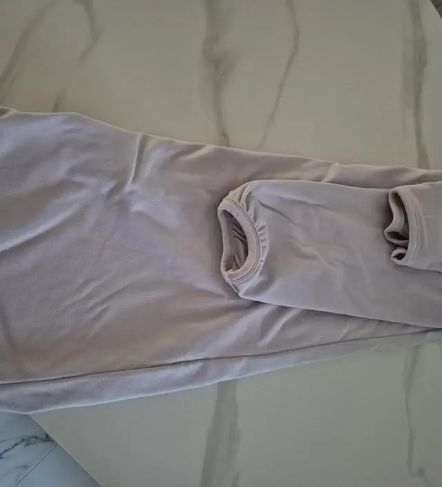 따뜻하고  색상도 이뻐서 수유할때  입기 좋은거같아요
