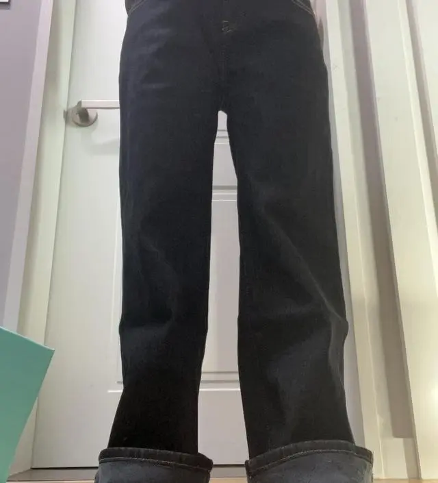 안에 기모가 엄청 따뜻한거같고 두꺼워요 무게 있는데 배부분 밴딩이 짱장해서 좋고 겨