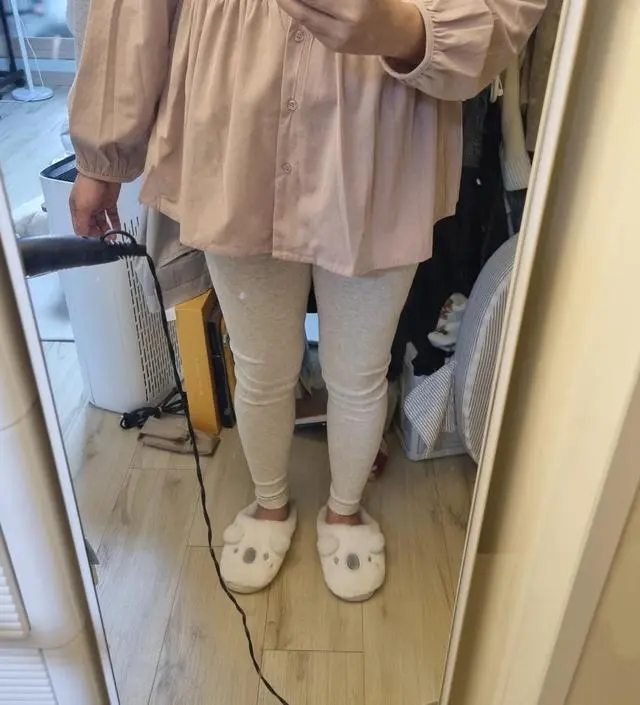 일반 봄,가을에 입는 레깅스보다는 아주 살짝 도톰하고 그렇다고 기모재질은 아니어서 