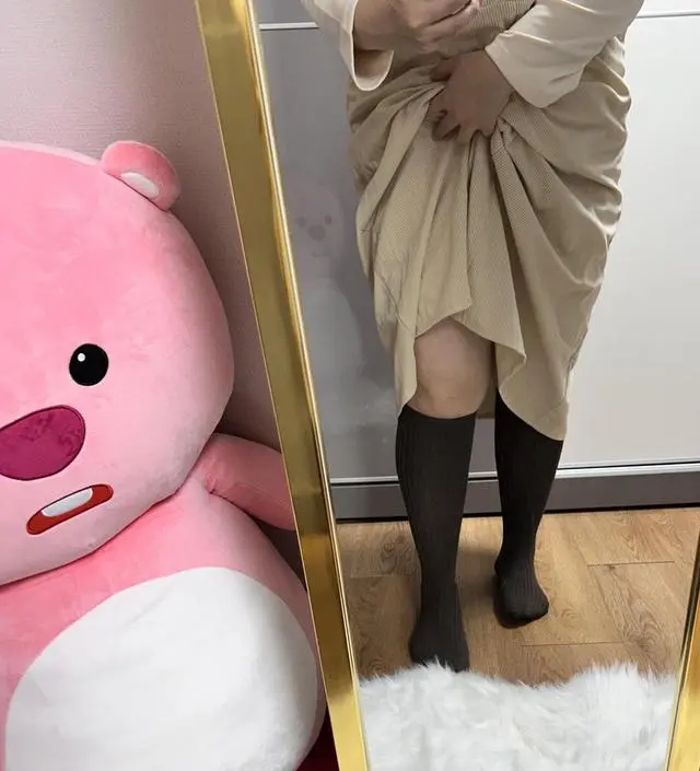 양말 짱 좋아요 신축성이 너무 좋아서 편하고 색깔도 어디에 입어도 예쁠 것 같아요:)