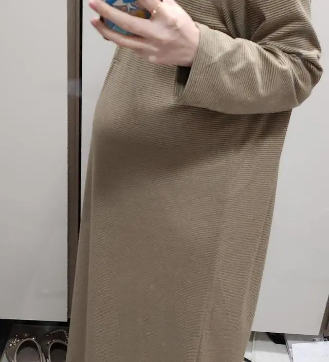 갈색빛이 좀 진하고 너무 편해요 옷도 부드러워 피부닿는 느낌좋아요