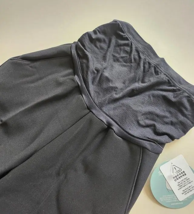 슬랙스재질에 안에 밍크나 기모가 두둑히 들어간 바지 찾았는데, 딱인것 같습니다. 편하