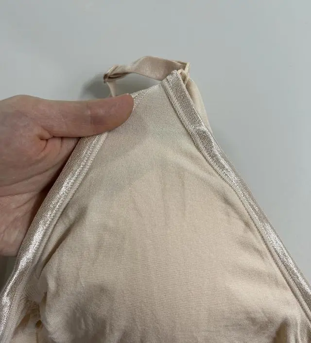 입어보고 편해서 하나 더 시켰는데 얼룩이 묻어 왔어요ㅠ속옷인데 신경 써주셨으면 좋겠