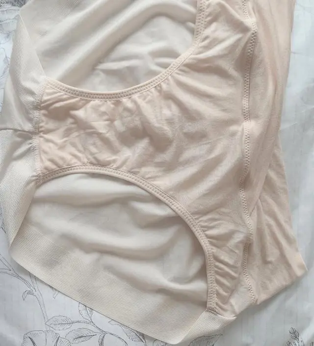 9주 임산부인데 XL 짱편해요!! 너무 클까봐 L도 샀는데 L은 적당히 편한 정도? 살은 안