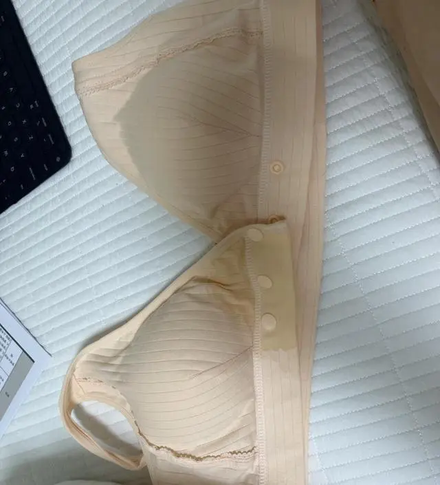 똑딱이라 편하고 수유할때 더 빛을 발해요~그리고 사이즈 조절돼서 좋어요