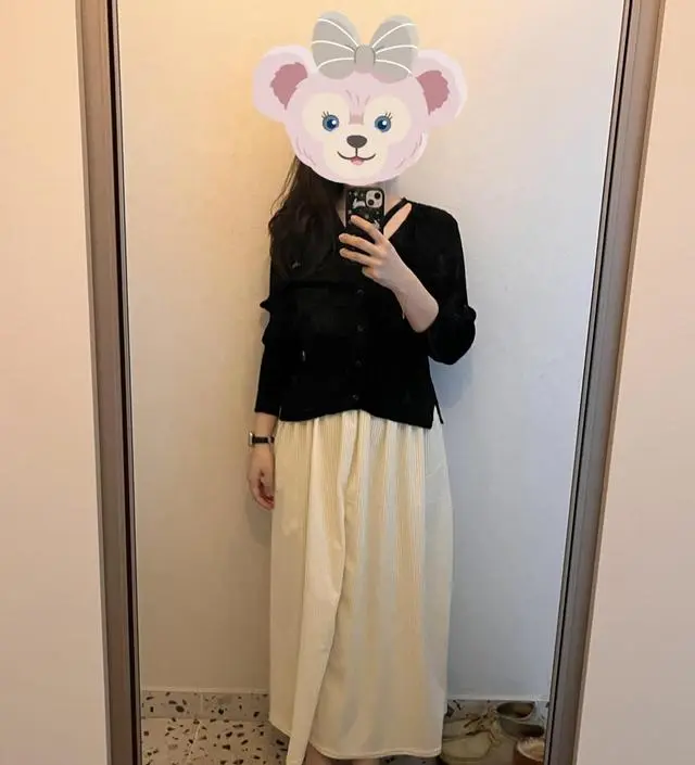 생각보다 코듀로이가 두꺼워서 여성스러운 무드보단 귀여운 느낌? 