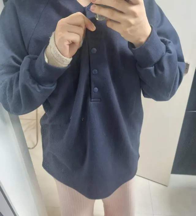 77정도 되는것 같아요 품이 낙낙함 저는 원래 66입는데 여유롭게 큼 단추여닫기 편해요