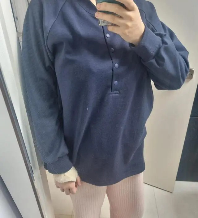 77정도 되는것 같아요 품이 낙낙함 저는 원래 66입는데 여유롭게 큼 단추여닫기 편해요