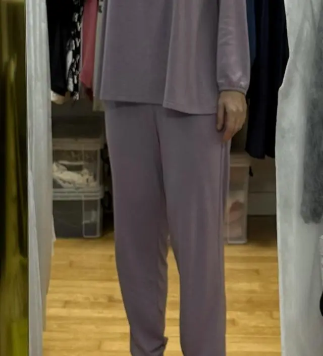 옷 이뻐요~ 컬러도 마음에 들고 가벼운 거 치고는 생각보다 따뜻해요
