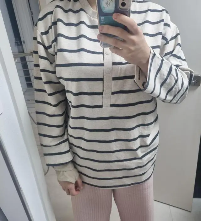 품이 커요 넉넉 한 77되는 듯 저는 보통 66입어요 옷이 흐물흐물 부드러워요 똑딱이 단