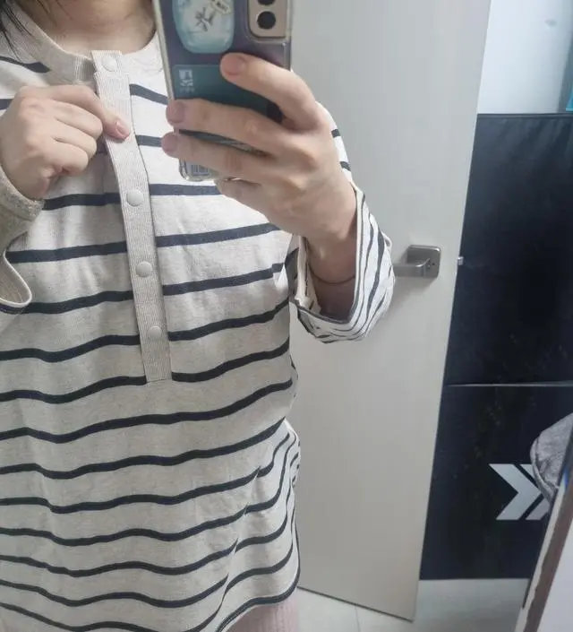 품이 커요 넉넉 한 77되는 듯 저는 보통 66입어요 옷이 흐물흐물 부드러워요 똑딱이 단