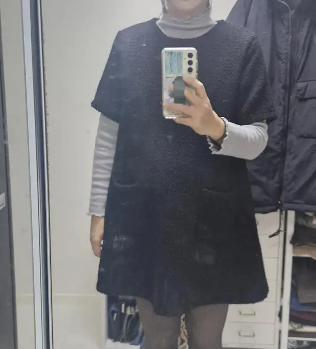 옷이 이쁘네요~ 배도 별로 안나온것처럼 보이고 
