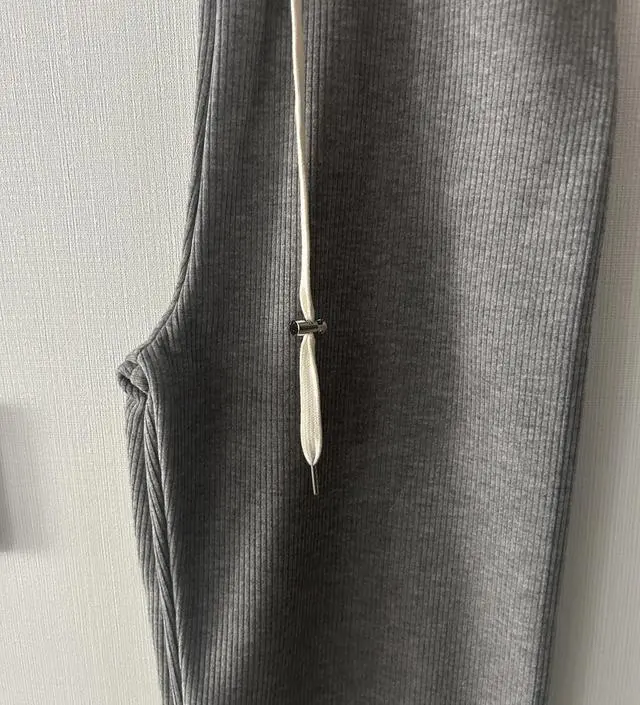 160기준 조금 길어요 배가 만삭되어야 길이가 올라가서 맞을거같구 둘레를 끈으로 조절