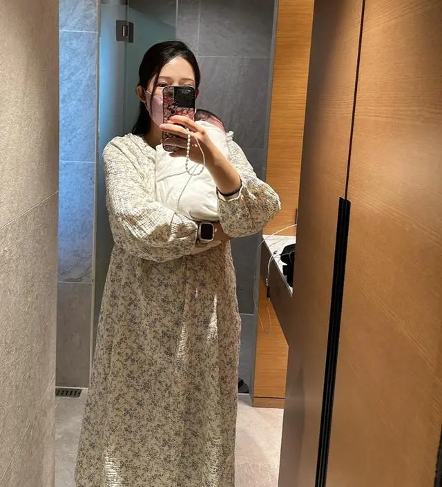 출산하고 조리원에서 수유할때 예쁘게 편하게 잘 입었어요
