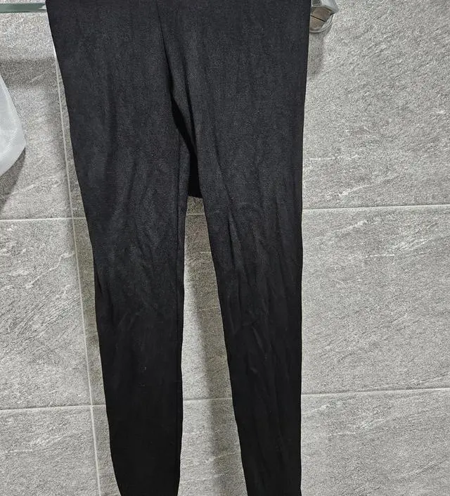 두께감 느껴지지 않으면서 따뜻해서 신기해요. 요즘같은 날씨에 원피스 안에 꼭 입어요