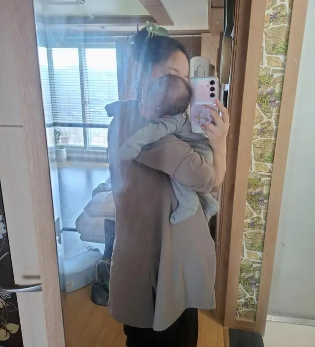 부들부들한 소재고 지퍼도 꽤 아래로 내려가서 넘만족스러우나
