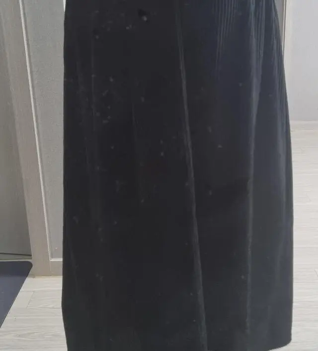 밝은색 옷을 좋아해서 크림이나 아이보리 구매하려다가 검은색 옷이 없어서 구매했는데