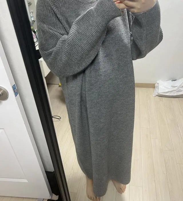 한겨울에도 입을수있어 좋아요.  키 160에 종아리가 두꺼워서 발목살짝위까지오는게 좋