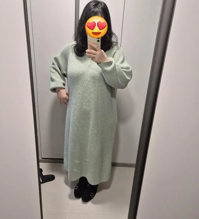 색감이 포근한 민트색이에요 두툼해서 완전 따뜻하고 길이감도 길어서 좋아요. 회색으로