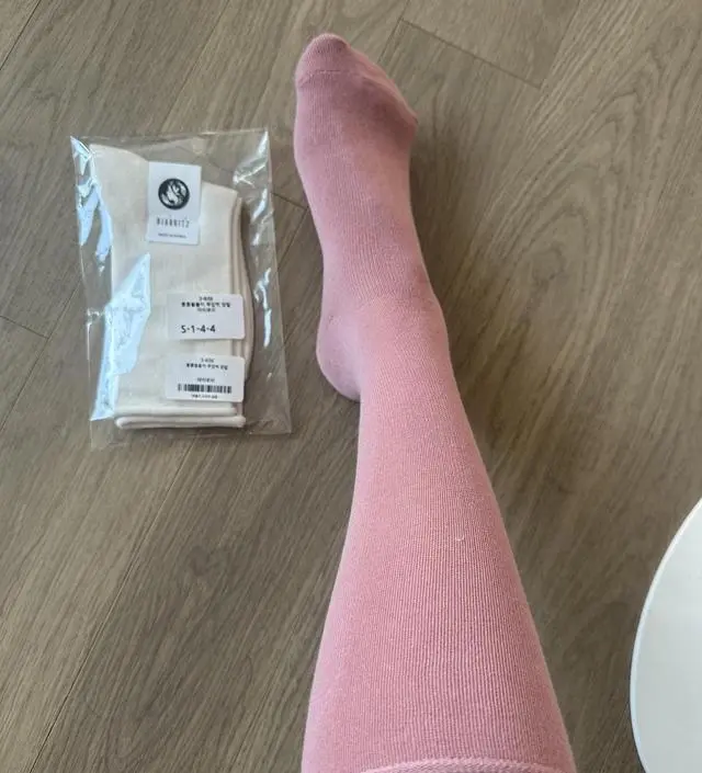 길고  무압박 양말 필요했는데 아이보리 색상 너무 이뻐요 
