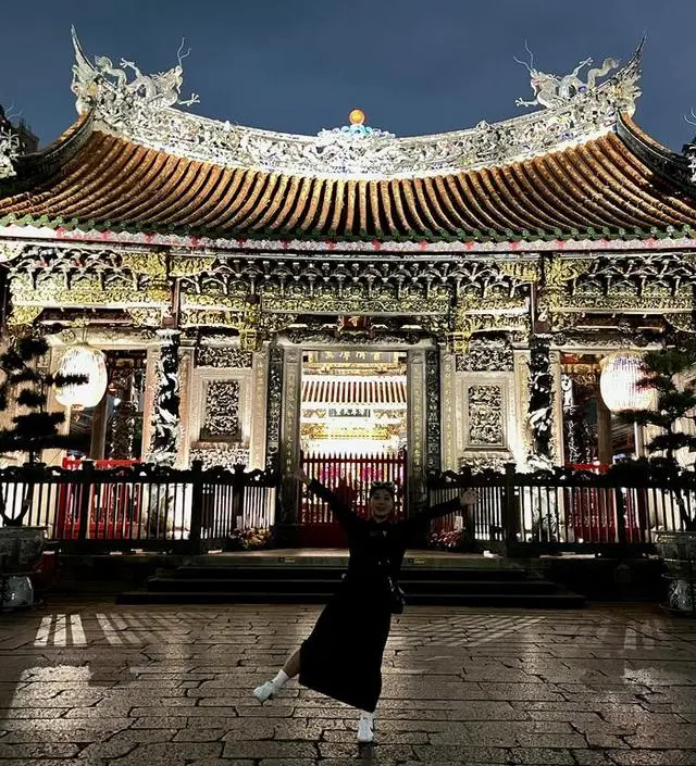 원피스 한쪽에 밑 트임이 살짝 있어 사진찍기에 좋아유~