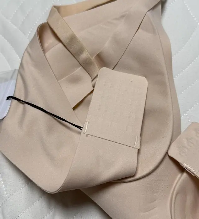 등 후크라인이 두꺼워서 좀더 얇고 봉제선없는 심리스 였으면 좋겠어요
