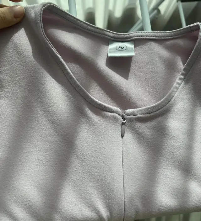 밝은 퍼플컬러에요. 모유수유 예정이라 출산 준비물로 구매했습니다! 지퍼 형식이라서 