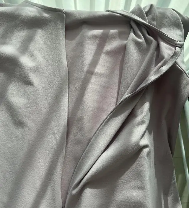 밝은 퍼플컬러에요. 모유수유 예정이라 출산 준비물로 구매했습니다! 지퍼 형식이라서 