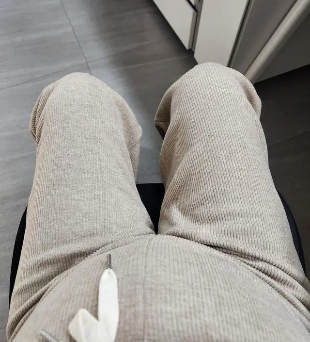 아이보리는 팬티라인 비치던데 이건 안비치고 색감 이쁘고 따뜻하고 편해요! 