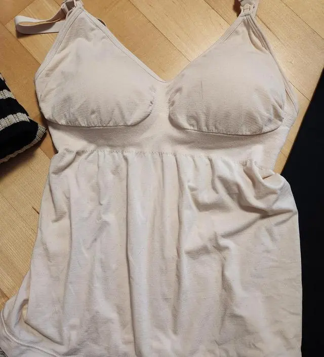 배부분을 조여줘서 지금 딱 맞네요. 배 더 부르면 루즈핏으로 하나 더 구매해야겠어요.