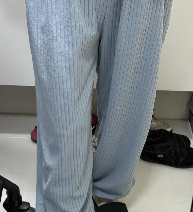 두께가 그리 두툼하진 않은데~~ 핏은 넉넉하니 이뻐요.