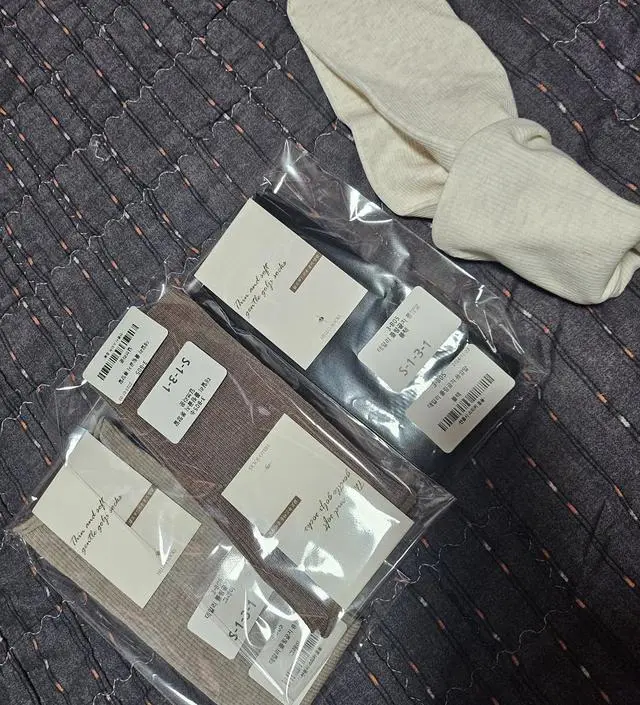 발 260 인데 너무 잘맞아요. 압박없어서 더 편하네요.  산후양말로도 딱일듯!!  도톰한