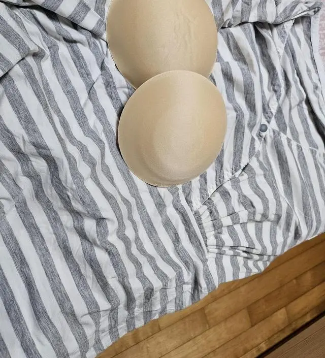 수유할때 편할것 같아서 구매했어요.가격은 좀 비싼것 같아요.