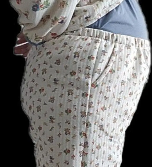 옷은 펑퍼짐한데 배가 불편하고 엉덩이는 끼고 그렇네요
