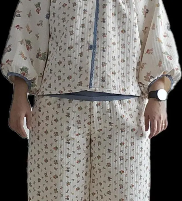 옷은 펑퍼짐한데 배가 불편하고 엉덩이는 끼고 그렇네요
