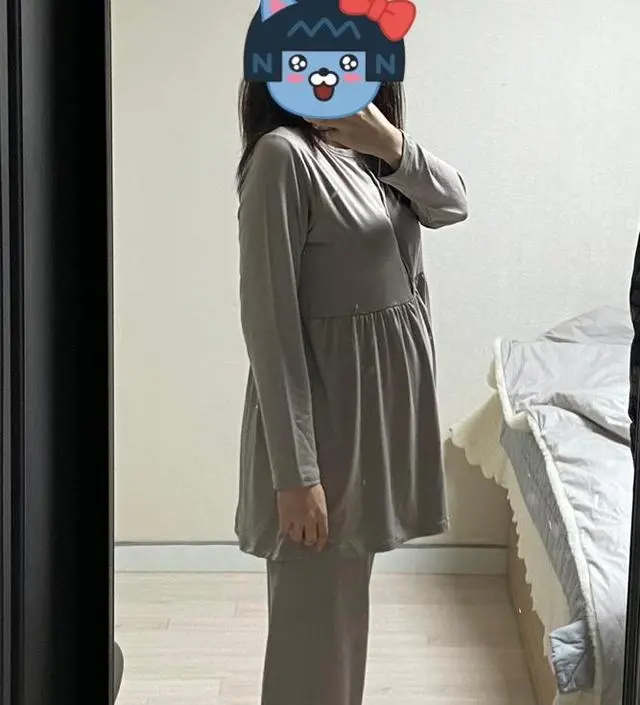 캡이 있어서 집에서 브라없이 입기 편해요. 소재도 부들부들해서 피부 자극 없이 입을 