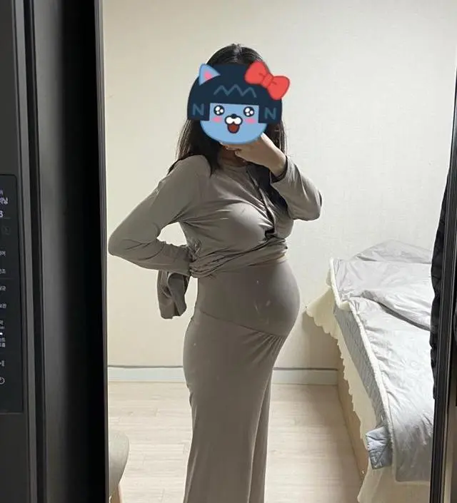 캡이 있어서 집에서 브라없이 입기 편해요. 소재도 부들부들해서 피부 자극 없이 입을 