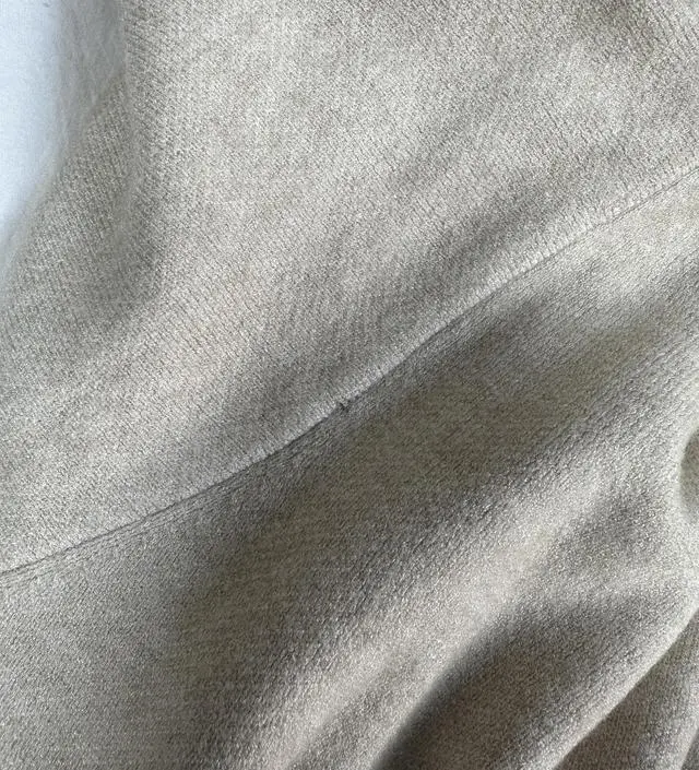 가격대비 퀄리티 별로예요.. 스파브랜드 저렴이 니트버전 소재구요 박음질도 별로고 올