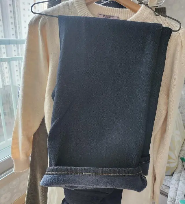 다리 통이 너무 크고 제 키 160에 단이 약간 길어서 잡어서 입어봤어요! 너무 따뜻해요