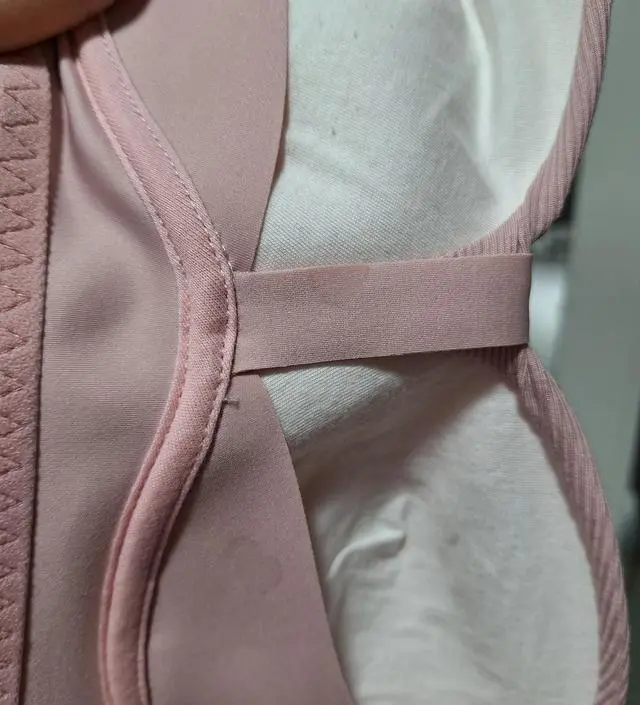 얼룩이 묻어왔는데 누가 입거나 했던건 아니겠죠? 이런 경우는 또 처음이라 당황스럽네