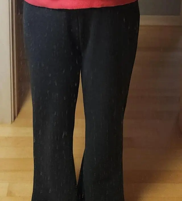 한치수 작게 사는게 좋을거 같아요. 레깅스는 L 괜찮은데 일반 바지는 꽤 커서 M으로 하