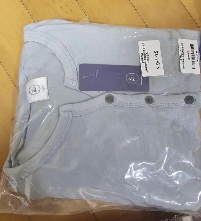 차콜색이냐 민트색이냐 고민하다가 안입어보고 밝은색으로 민트색으로 골랐는데 옷감이