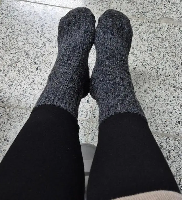 양말 세가지 색깔 구매했는데 울니트 재질이 너무 이쁘고 두꺼워서 발도 엄청 따뜻해요
