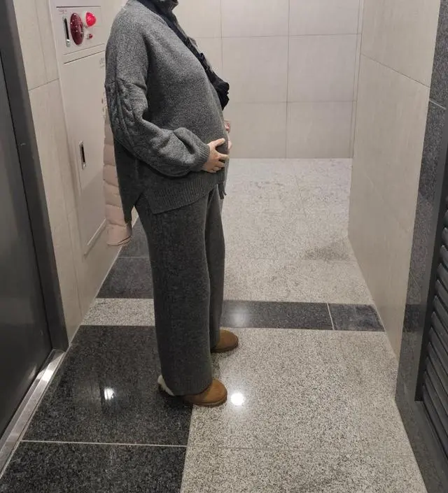 챠콜 구입해서 입었는데 소재도 좋고 사이즈도 좋아서 베이지로 더 구매 했습니다
