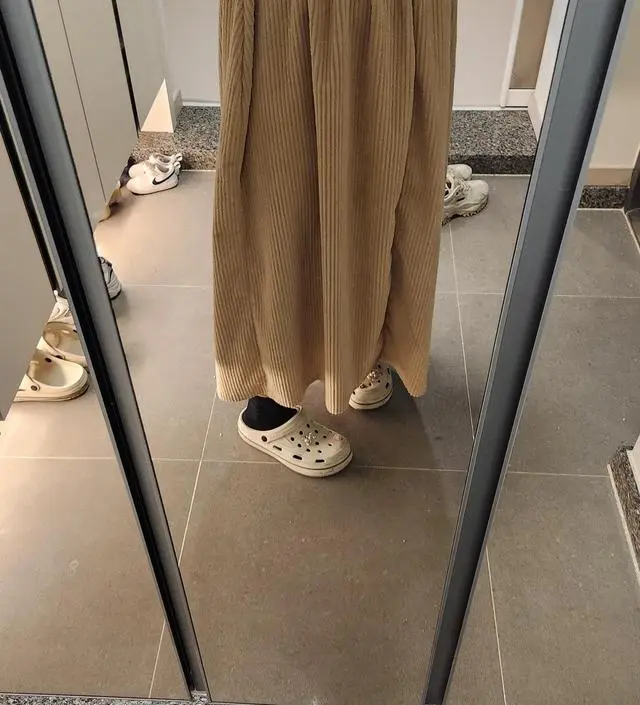 골덴이 너무 따뜻해보이고 허리도 낙낙해보여서 주문했어요. 위에는 티셔츠나 니트 입으