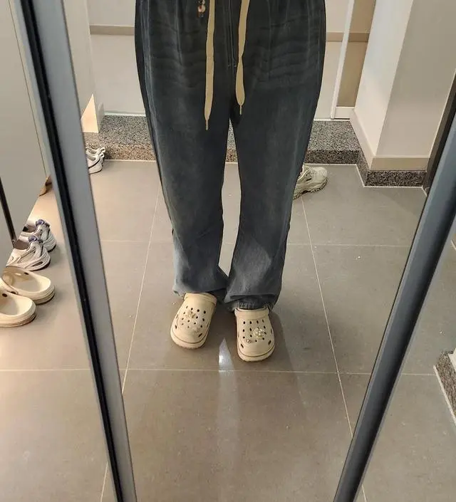 정말 힙하게 입을 수 있는 바지에요. 167센치인데 바지길이도 딱이고 통이 얼마나 큰지